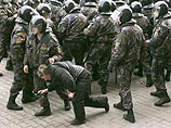 Сотрудники милиции оцепили Октябрьскую площадь и вытесняют с нее собравшихся