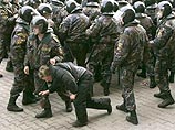 Сотрудники милиции оцепили Октябрьскую площадь и вытесняют с нее собравшихся Сотрудники милиции оцепили Октябрьскую площадь и вытесняют с нее собравшихся