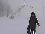 "На островах Шумшу и Парамушир при штормовом ветре скоростью 24 метра в секунду также метель", - дополнил собеседник агентства. Циклон лишь краем задел Сахалин. В течение суток местами выпадет снег