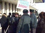 Милиция в Уфе не пропустила к Дому республики участников митинга, проходящего под лозунгом отставки президента Башкирии Муртазы Рахимова. Вокруг правительственного здания выстроены 15 автобусов, перед ними цепью стоят около 1000 сотрудников милиции