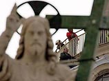 Уроженец итальянской области Абруццо поднялся на смотровую площадку на куполе вместе с туристами, а затем перемахнул через ограду и оказался непосредственно на куполе крупнейшего христианского храма мира