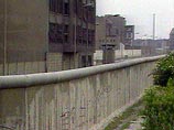 Через 15 лет после падения Берлинской стены 24% западных немцев хотели бы, чтобы стену возвели вновь. Об этом свидетельствуют результаты опроса общественного мнения