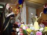 26 марта московский храм Кришны наполнился красками, огнями, цветочными лепестками и радостными возгласами "Холи хе!" В этот день индийцы всего мира отмечают самый озорной и бесшабашный фестиваль в ведическом календаре