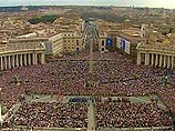 После пасхальной мессы на площади святого Петра Папа молча благословил верующих из окна своих апартаментов