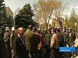 Активисты "Комитета 27 марта" блокировали здание парламента в Бишкеке и обещают вновь поднять народ на бунт