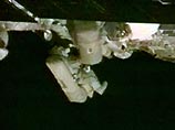 На МКС Салижан Шарипов выбросил в открытый космос спутник