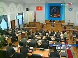 За кандидатуру Бакиева проголосовали 54 из 56 присутствующих депутатов. Всего в новый парламент избраны 69 депутатов За кандидатуру Бакиева проголосовали 54 из 56 присутствующих депутатов. Всего в новый парламент избраны 69 депутатов