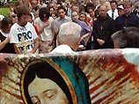 Однако большинство американцев, судя по опросам общественного мнения, осуждают подобное вмешательство, усматривая в этом политические мотивы Однако большинство американцев, судя по опросам общественного мнения, осуждают подобное вмешательство, усматривая в этом политические мотивы