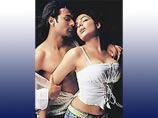 Пакистанская кинозвезда и танцовщица Меера, имеющая сотни поклонников, опасается за свою жизнь. В индийских СМИ сообщили, что она поцеловала индийского актера на экране. Кроме того, как оказалось, актер Ашмит Пател, о котором идет речь, - приверженец инду