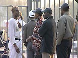 Иностранные студенты спешно покидают Россию. Во вторник пятнадцать граждан арабских стран, учащиеся петербургских вузов, забрали документы. Теперь они собираются вернуться на родину Иностранные студенты спешно покидают Россию. Во вторник пятнадцать граждан арабских стран, учащиеся петербургских вузов, забрали документы. Теперь они собираются вернуться на родину