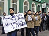 , самое громкое убийство в Северной столице произошло в октябре прошлого года, когда группа подростков, одетых во все темное, избила и заколола насмерть ножами студента первого курса Политехнического университета, 20-летнего гражданина Вьетнама Ву Ань Туа , самое громкое убийство в Северной столице произошло в октябре прошлого года, когда группа подростков, одетых во все темное, избила и заколола насмерть ножами студента первого курса Политехнического университета, 20-летнего гражданина Вьетнама Ву Ань Туа