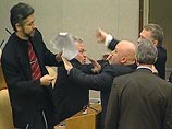 Депутаты от ЛДПР устроили в зале заседаний Госдумы потасовку, после чего покинули пленарное заседание в знак протеста против итогов выборов в Ямало-Ненецком автономном округе Депутаты от ЛДПР устроили в зале заседаний Госдумы потасовку, после чего покинули пленарное заседание в знак протеста против итогов выборов в Ямало-Ненецком автономном округе