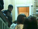 Дети - 23 ребенка в возрасте от 9 до 14 лет - и четверо взрослых были немедленно эвакуированы из здания Дети - 23 ребенка в возрасте от 9 до 14 лет - и четверо взрослых были немедленно эвакуированы из здания