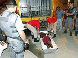 Массовые расстрелы в Рио стали самым кровавым преступлением за последние 15 лет. Они стали напоминанием о расстреле в 1993 году жителей фавелы Вигариу Жерал, когда полицейские в отместку за убитых товарищей вошли в фавелу и стали расстреливать всех подряд Массовые расстрелы в Рио стали самым кровавым преступлением за последние 15 лет. Они стали напоминанием о расстреле в 1993 году жителей фавелы Вигариу Жерал, когда полицейские в отместку за убитых товарищей вошли в фавелу и стали расстреливать всех подряд