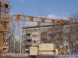 Около 12:00 по местному времени на пятиэтажный дом 63 по улице Блюхера упала башня крана, который стоял на расположенной рядом с домом строительной площадке Около 12:00 по местному времени на пятиэтажный дом 63 по улице Блюхера упала башня крана, который стоял на расположенной рядом с домом строительной площадке