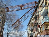 Стрела крана пробила крышу и повредила две квартиры на 5 этаже в одном из подъездов дома. При этом никто из жителей этих квартир не пострадал Стрела крана пробила крышу и повредила две квартиры на 5 этаже в одном из подъездов дома. При этом никто из жителей этих квартир не пострадал