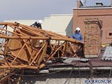 В Новосибирске на жилой дом упал башенный кран В Новосибирске на жилой дом упал башенный кран