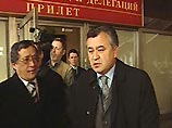 Как сообщил журналистам по прилету в Москву спикер парламента Омурбек Текебаев, встреча с президентом Киргизии для решения этого вопроса может состояться в воскресенье на территории посольства Киргизии в Москве