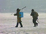 В пригороде Владивостока с хрупкого льда Амурского залива спасатели сняли 11 человек. Трое из них, угодив в полынью, с диагнозом переохлаждение организма госпитализированы