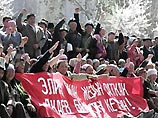 Митингующие на Театральной площади столицы потребовали отставки Аскара Акаева