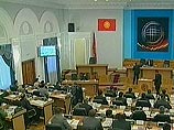 Утром в понедельник Аскар Акаев перед делегированными депутатами парламента Киргизии и камерой национального телевидения зачитает текст обращения к народу республики и после этого подпишет заявление о своей отставке