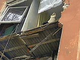 Как сообщили в пресс-службе МЧС Украины, в результате взрыва разрушены две квартиры на третьем и четвертом этажах здания. Два человека остаются под завалами