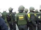 На место происшествия прибыли подразделения полиции, которые блокировали учреждение. Полицейские психологи вступили в переговоры с преступниками, предлагая им отпустить заложников и сдаться На место происшествия прибыли подразделения полиции, которые блокировали учреждение. Полицейские психологи вступили в переговоры с преступниками, предлагая им отпустить заложников и сдаться