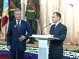 Полпред президента РФ в Приволжском федеральном округе Сергей Кириенко передал новому губернатору приветствие президента Владимира Путина и подарил ему виноградную лозу, бутылку самогона и аквариум Полпред президента РФ в Приволжском федеральном округе Сергей Кириенко передал новому губернатору приветствие президента Владимира Путина и подарил ему виноградную лозу, бутылку самогона и аквариум