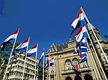 В парламенте Нидерландов мужчина спрыгнул с балкона в зал заседаний В парламенте Нидерландов мужчина спрыгнул с балкона в зал заседаний