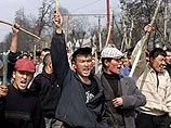 На севере Киргизии оппозиционеры захватили здание госадминистрации и мэрию
