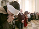 В московский собор Непорочного Зачатия, где транслировалась церемония прощания с Папой, пришли сотни верующих