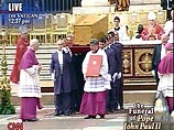 Похороны Папы: российское телевидение снова опустило Железный Занавес