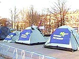 Восемь палаток установили в Мариинском парке в Киеве в субботу поздно вечером жители Донецка и области, которые протестуют против ареста главы Донецкого облсовета Бориса Колесникова