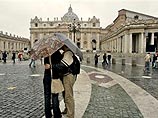 Несмотря на сильный дождь тысячи людей пришли в воскресенье на площадь Святого Петра в Ватикане, чтобы почтить память покойного Папы Римского Иоанна Павла II