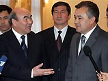 Парламент Киргизии в минувшую пятницу урезал часть гарантий Акаеву, предусматривавшихся по итогам его переговоров с представителями киргизского парламента в Москве