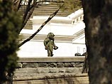 "Человек в черном" угрожал взорвать себя на ступенях Капитолия, требуя встречи с Бушем "Человек в черном" угрожал взорвать себя на ступенях Капитолия, требуя встречи с Бушем