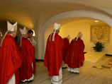 В соборе Святого Петра открылся доступ для широкой публики в подземный грот, где 8 апреля был похоронен Папа Римский