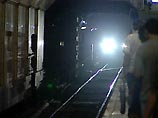 Первый инцидент с падением на рельсы произошел около полудня на станции метро "Hагатинская". Житель Армении, 1972 года рождения, пытался покончить жизнь самоубийством, прыгнув под прибывающий электропоезд