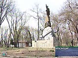 В Краснодаре на голову памятника Владимиру Ленину надели маску убийцы из культового американского фильма "Крик" (Scream)