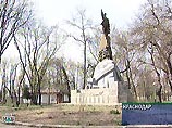 В Краснодаре на голову памятника Владимиру Ленину надели маску убийцы из культового американского фильма "Крик" (Scream) В Краснодаре на голову памятника Владимиру Ленину надели маску убийцы из культового американского фильма "Крик" (Scream)