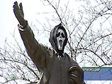 Голова статуи находится на высоте около пяти метров Голова статуи находится на высоте около пяти метров