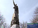 В Краснодаре памятник Ленину осквернили маской голливудского убийцы (ФОТО) В Краснодаре памятник Ленину осквернили маской голливудского убийцы (ФОТО)