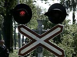 Водитель автомобиля "ВАЗ-21015", следовавший из города Кропоткина, на оборудованном железнодорожном переезде, проигнорировав запрещающий сигнал светофора, выехал на железнодорожное полотно и столкнулся с проходящим железнодорожным составом Водитель автомобиля "ВАЗ-21015", следовавший из города Кропоткина, на оборудованном железнодорожном переезде, проигнорировав запрещающий сигнал светофора, выехал на железнодорожное полотно и столкнулся с проходящим железнодорожным составом