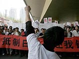 Демонстранты поют гимн Китая и держат плакаты с призывами к бойкоту японских товаров. У многих в руках китайские флаги, некоторые держат над головой баннеры с антияпонскими слоганами