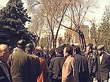 У здания парламента Киргизии прошел митинг с требованием отставки Текебаева с поста спикера У здания парламента Киргизии прошел митинг с требованием отставки Текебаева с поста спикера