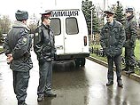 По данным следствия, мальчик произвел более двадцати выстрелов, причем, несколько пуль сотрудникам милиции удалось обнаружить в растущих рядом с домом деревьях и даже в деревянной раме соседнего дома По данным следствия, мальчик произвел более двадцати выстрелов, причем, несколько пуль сотрудникам милиции удалось обнаружить в растущих рядом с домом деревьях и даже в деревянной раме соседнего дома