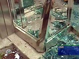 Три слона во время преследования ворвались через раздвижные стеклянные двери в ресторан у задних ворот столичного университета "Конгук"
