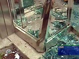 Три слона во время преследования ворвались через раздвижные стеклянные двери в ресторан у задних ворот столичного университета "Конгук" Три слона во время преследования ворвались через раздвижные стеклянные двери в ресторан у задних ворот столичного университета "Конгук"