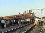 По меньшей мере 11 человек погибли в результате столкновения двух поездов на западе Индии, сообщает Reuters. Полиция утверждает, что количество жертв, скорее всего, вырастет
