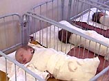 Средний показатель рождаемости по России - 10 человек на 1 тысячу населения, тогда как для стран с аналогичным уровнем доходов населения - 17 детей Средний показатель рождаемости по России - 10 человек на 1 тысячу населения, тогда как для стран с аналогичным уровнем доходов населения - 17 детей
